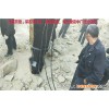 云南大理州露天矿场静态裂岩机操作视频